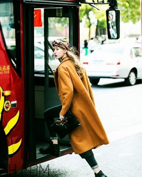 焦糖色大衣配什么褲子？焦糖色大衣搭配
