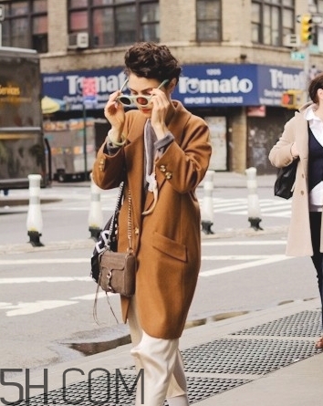 焦糖色大衣配什么褲子？焦糖色大衣搭配