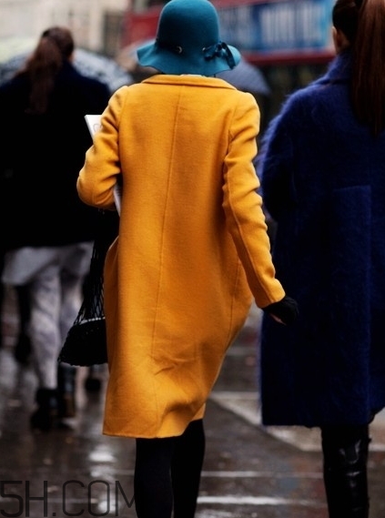 焦糖色大衣配什么褲子？焦糖色大衣搭配