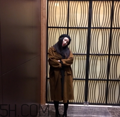 焦糖色大衣配什么褲子？焦糖色大衣搭配