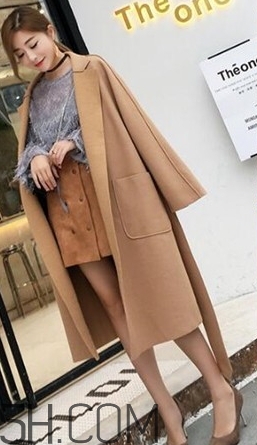 焦糖色風(fēng)衣搭配什么鞋子？焦糖色風(fēng)衣搭配什么襪子