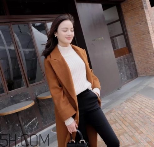焦糖色風(fēng)衣配什么褲子？焦糖色風(fēng)衣搭配褲子顏色