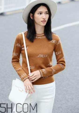 焦糖色毛衣配什么褲子？焦糖色毛衣配什么鞋子？