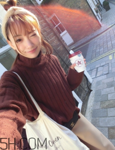 焦糖色毛衣配什么褲子？焦糖色毛衣配什么鞋子？