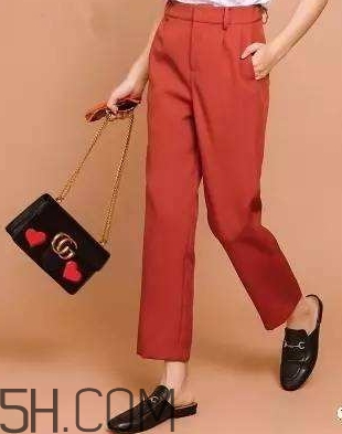 焦糖色褲子配什么鞋子？焦糖色褲子配什么襪子