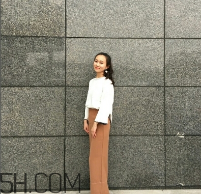 焦糖色褲子配什么鞋子？焦糖色褲子配什么襪子