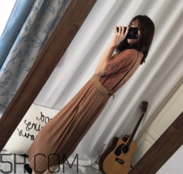 焦糖色裙子配什么上衣？焦糖色裙子配什么顏色上衣好看