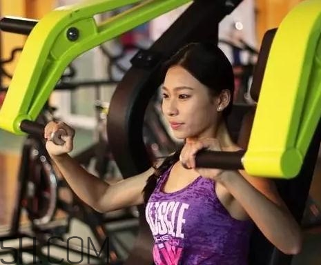 坐姿推胸練哪里？坐姿推胸動作要領