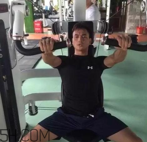 坐姿推胸練哪里？坐姿推胸動作要領