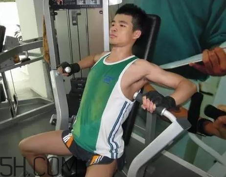 坐姿推胸能練下胸嗎？坐姿推胸和臥推哪個效果好？