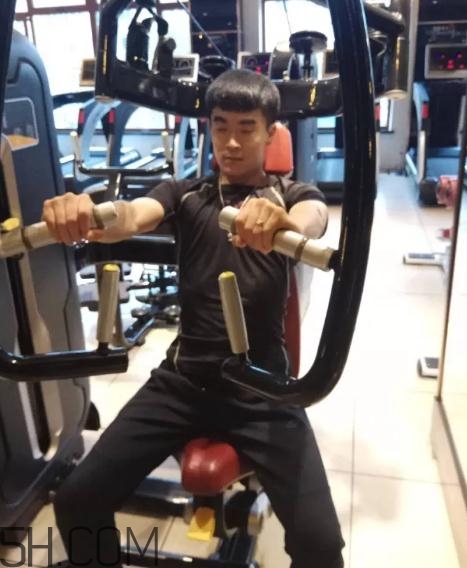 坐姿推胸多重合適？坐姿推胸怎么確定重量？