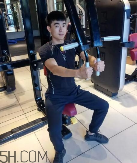 坐姿推胸多重合適？坐姿推胸怎么確定重量？
