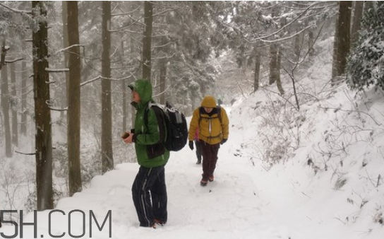 下雪爬山要準(zhǔn)備什么？爬山后小腿疼怎么按摩？