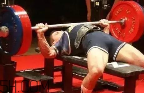 什么是斷頭臺臥推？杠鈴斷頭臺臥推怎么做？