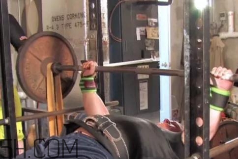 飛鳥(niǎo)能練胸肌嗎？臥推和飛鳥(niǎo)哪個(gè)更練胸？