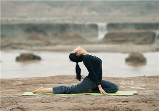 什么瑜伽豐胸效果好？睡前瑜伽動作解析