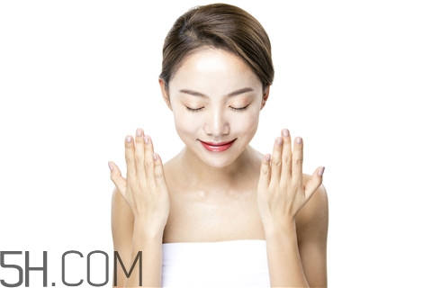 青春痘能用紅霉素軟膏嗎？青春痘能用蘆薈膠嗎？