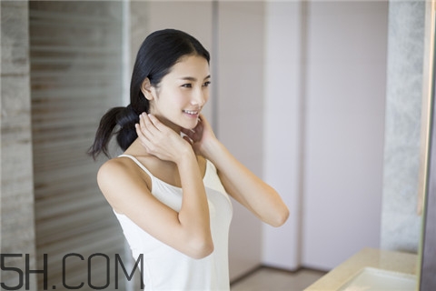 粉刺和黑頭的區(qū)別 粉刺和痤瘡一樣嗎？