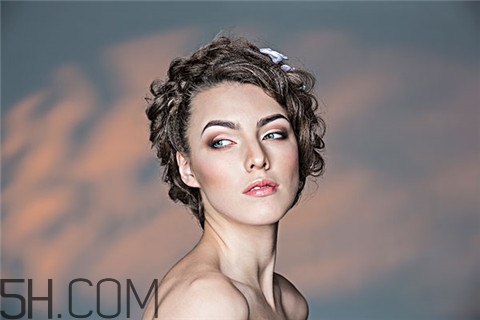 粉刺應(yīng)該去美容院挑嗎？粉刺應(yīng)該吃維生素幾？