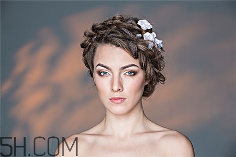 粉刺應(yīng)該去美容院挑嗎？粉刺應(yīng)該吃維生素幾？