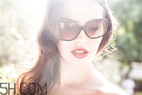 粉刺應(yīng)該去美容院挑嗎？粉刺應(yīng)該吃維生素幾？