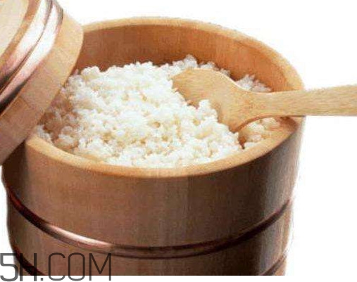 煮飯用熱水還是冷水？煮飯要放多少水