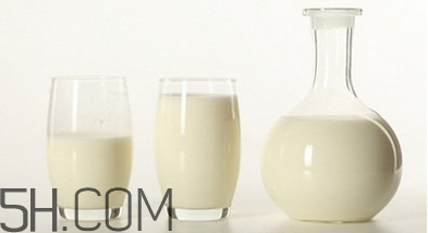 不宜喝牛奶的人群有哪些？牛奶和哪些食物相克？
