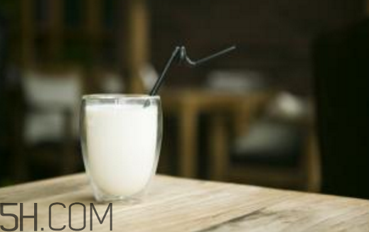 純牛奶打開后能放多久？牛奶可以煮沸嗎？