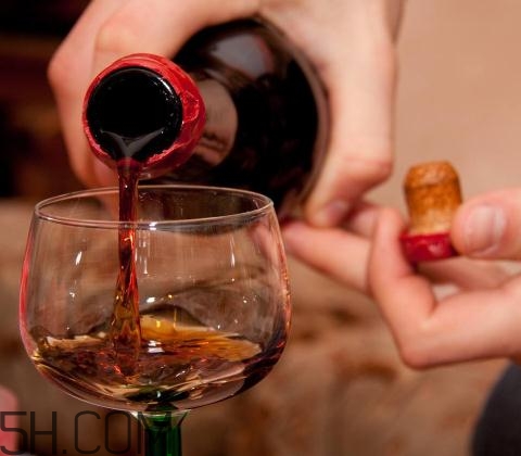 喝酒會(huì)引起尿酸偏高嗎？喝酒會(huì)引起尿毒癥嗎？