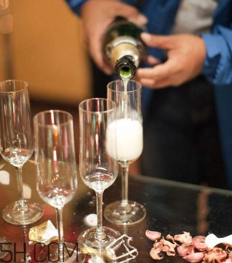 喝酒會(huì)引起尿酸偏高嗎？喝酒會(huì)引起尿毒癥嗎？