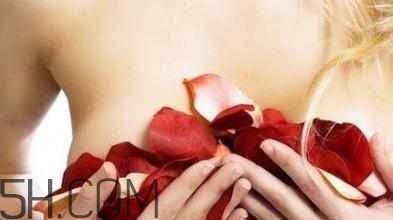 是什么因素決定了乳房大?。咳榉棵浲词窃趺椿厥?></p><center></center><p>激素</p><center></center><p>激素對(duì)于女性乳房的影響非常之大，女性乳房的發(fā)育依賴于激素的刺激。與女性乳房發(fā)育有關(guān)的激素主要是卵巢分泌的雌激素和孕激素，當(dāng)然也離不開(kāi)垂體激素的協(xié)調(diào)作用，如泌乳素、促腎上腺皮質(zhì)激素等。生長(zhǎng)激素、胰島素等也是乳腺發(fā)育不可缺少的微量激素。</p><center></center><p>雌激素促進(jìn)乳腺管和管周實(shí)質(zhì)組織的生長(zhǎng)，孕激素促進(jìn)乳腺小葉和腺泡結(jié)構(gòu)的發(fā)育。但若沒(méi)有雌激素的作用，孕激素對(duì)乳房的作用則微乎其微。泌乳素在乳腺小葉腺泡生長(zhǎng)中起著激活乳腺發(fā)育的作用，生長(zhǎng)激素能夠增強(qiáng)這種潛在能力。像是變性人以及人妖的乳房發(fā)育，也主要是依靠外源性激素的內(nèi)分泌干預(yù)，就可以讓原本是一個(gè)男性的人擁有豐滿的乳房。但是這種外源性的性激素的干預(yù)往往具有潛在風(fēng)險(xiǎn)，比如會(huì)增加乳腺癌的發(fā)病率等等，因此一定要在專(zhuān)科醫(yī)生指導(dǎo)下謹(jǐn)慎應(yīng)用。</p><center></center><p>脂肪</p><center></center><p>女性乳房的大小，同男性陰莖的大小一樣，都是不能用身高來(lái)衡量的，但是它們都與胖瘦相關(guān)。因?yàn)槿榉渴怯扇橄俸椭窘M成，其中脂肪占</p><center></center><p>，這些脂肪對(duì)于維持乳房的彈性、豐滿有重要的作用。所以，對(duì)于女性，越胖，乳房也就越大，而當(dāng)一個(gè)女性開(kāi)始消瘦，那么乳房也就會(huì)隨之縮水。對(duì)于很多人夢(mèng)想中的減脂又豐胸的食物是不存在的，因?yàn)椴还苁侨榉康闹具€是腰部的脂肪，其本質(zhì)都是一樣的，食物中的促進(jìn)脂肪分解的物質(zhì)可是沒(méi)辦法分辨出來(lái)而針對(duì)性地只分解其他部位，而不分解乳房?jī)?nèi)的脂肪。</p><center></center><p>營(yíng)養(yǎng)</p><center></center><p>營(yíng)養(yǎng)對(duì)于乳房的大小也起著較重要的作用。在青春期，如果過(guò)分偏食和節(jié)食，就可能造成營(yíng)養(yǎng)不足、脂肪過(guò)少，身體沒(méi)有可利用的營(yíng)養(yǎng)成分，乳房很容易發(fā)育不良。同樣，吃糖類(lèi)、脂肪、蛋白質(zhì)多的少女的乳房發(fā)育會(huì)豐滿一些，這也說(shuō)明乳房的發(fā)育與飲食營(yíng)養(yǎng)有著密切的關(guān)系。</p><center></center><p>即使是成年后，營(yíng)養(yǎng)也左右著乳房的大小。一個(gè)人比較瘦的，乳房相對(duì)就小，如果這個(gè)人增加營(yíng)養(yǎng)后，乳房就會(huì)增大，這個(gè)時(shí)候，乳房?jī)?nèi)容物的增加主要是以脂肪增加為主的，如果一個(gè)身材勻稱的人，最近營(yíng)養(yǎng)不良，會(huì)導(dǎo)致人體脂肪進(jìn)一步分解，這樣胸部的脂肪層也跟著變薄了，乳房就顯得變小了。所以，平衡膳食的建立和正確的膳食內(nèi)容，是乳房健美的基本保證。</p><center></center><p>運(yùn)動(dòng)</p><p style=
