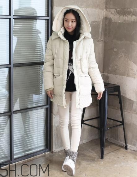 白色羽絨服配什么褲子？白色羽絨服搭配褲子圖片