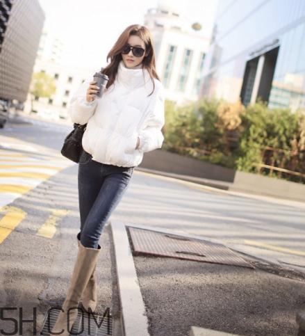 白色羽絨服配什么褲子？白色羽絨服搭配褲子圖片