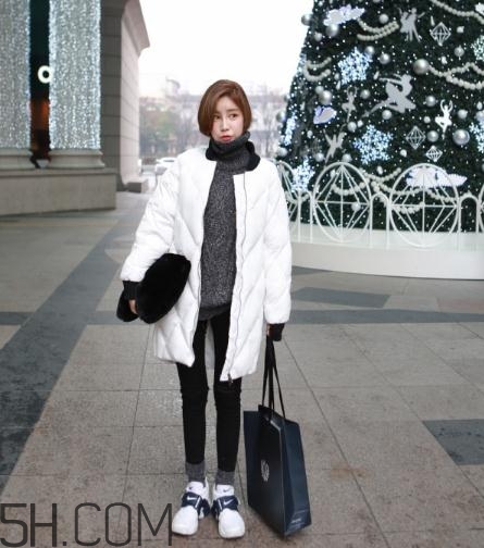 白色羽絨服配什么褲子？白色羽絨服搭配褲子圖片