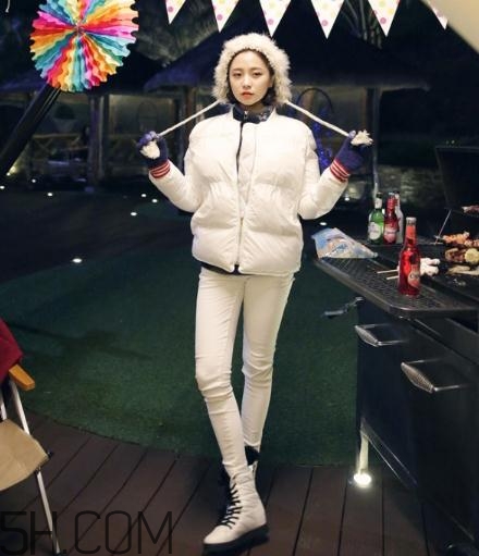 白色羽絨服配什么褲子？白色羽絨服搭配褲子圖片