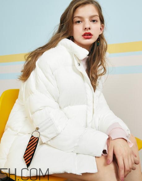 白色羽絨服怎么保存不發(fā)黃？白色羽絨服怎么打理？