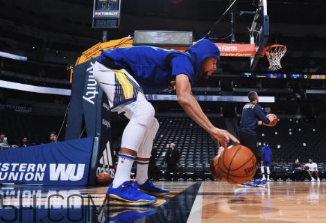 under armour curry 4 low勇士隊(duì)藍(lán)金配色會(huì)發(fā)售嗎？