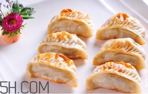 煎餃?zhǔn)窍戎笫爝€是蒸熟？煎餃和鍋貼有什么區(qū)別