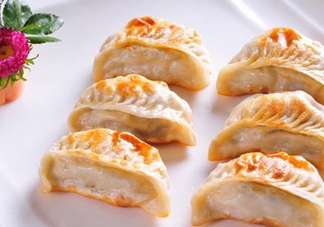 煎餃?zhǔn)窍戎笫爝€是蒸熟？煎餃和鍋貼有什么區(qū)別