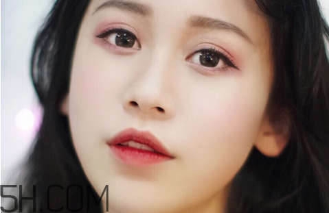 秋冬適合什么妝容？怎樣涂口紅好看？