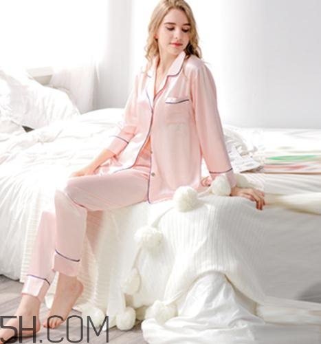 真絲衣服怎么洗不掉色？真絲衣服掉色怎么恢復(fù)？
