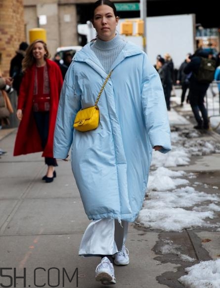 羽絨服搭配闊腿褲好看嗎？羽絨服配闊腿褲圖片