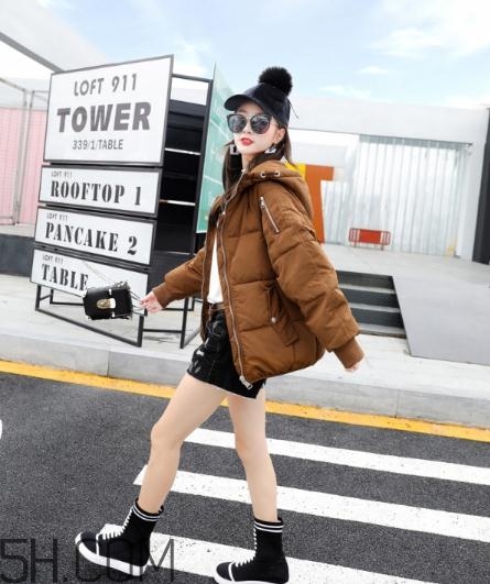 焦糖色羽絨服配什么顏色好看？焦糖色羽絨服搭配圖片