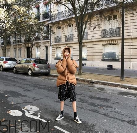 焦糖色羽絨服配什么顏色好看？焦糖色羽絨服搭配圖片