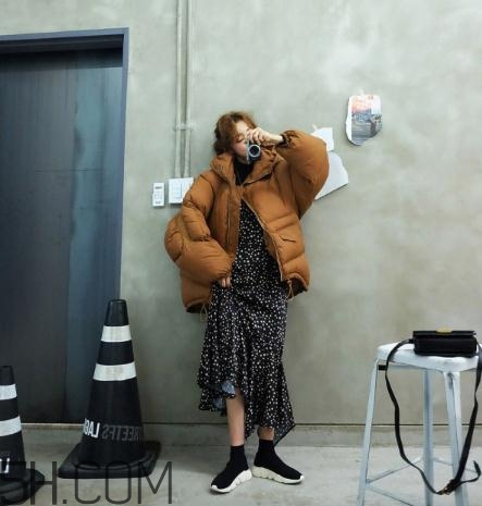 焦糖色羽絨服配什么顏色好看？焦糖色羽絨服搭配圖片