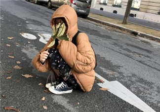 焦糖色羽絨服配什么顏色好看？焦糖色羽絨服搭配圖片