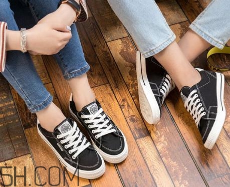 帆布鞋什么顏色好看？帆布鞋黑色好還是白色？