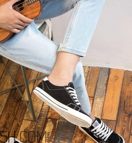 帆布鞋什么顏色好看？帆布鞋黑色好還是白色？