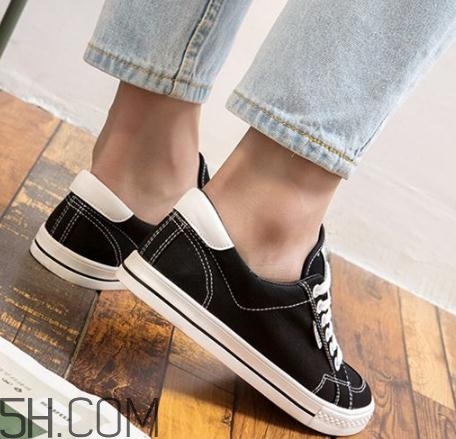 帆布鞋什么顏色好看？帆布鞋黑色好還是白色？