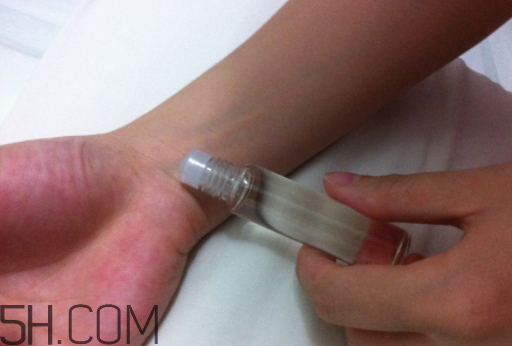 雅芳小黑裙走珠香水怎么樣？雅芳小黑裙走珠香水好聞嗎？